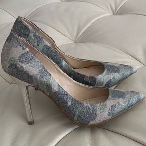 Guess silver camo pumps